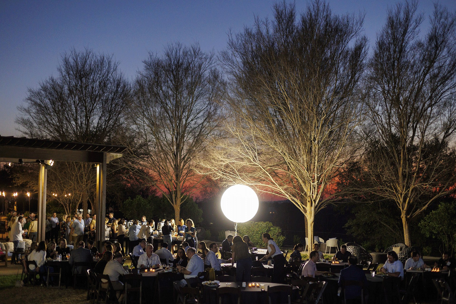 HealthLeaders Exchange members gathered at an outdoor evening reception